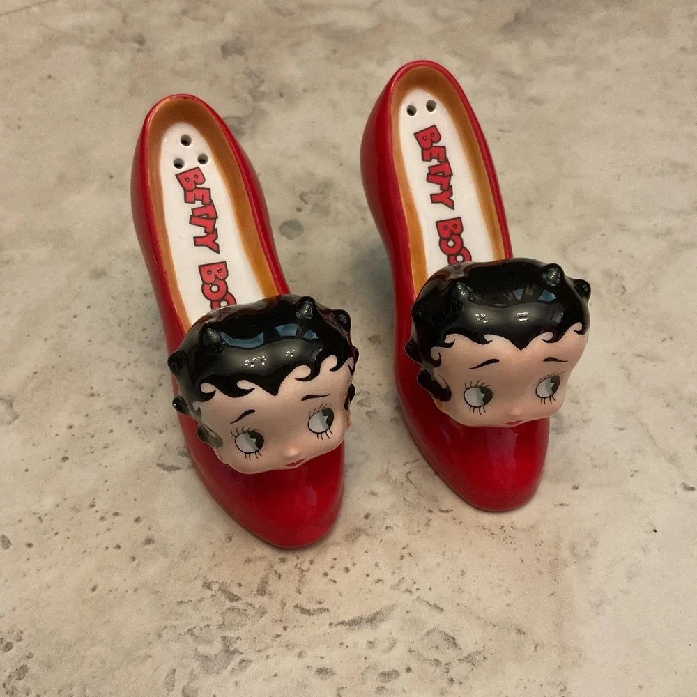 Vintage 1999 Betty Boop Vandor Red High Heel Shoe Salt & Pepper Shakers Set